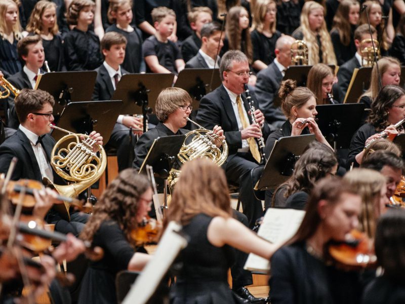 Mitglieder des Münchner Rundfunkorchesters unterstützen die Schülerinnen und Schüler. (c) Julia Müller
