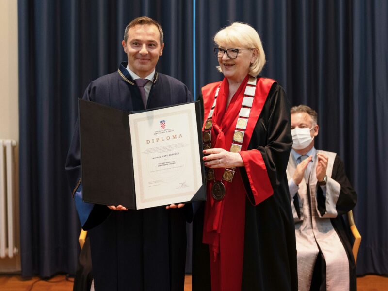 Verleihung der Ehrendoktorwürde an I. Repusic, Ivan Repusic und Rektorin Dijana Vican (Credit Universität Zadar)