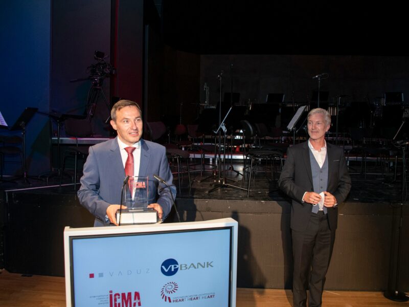 ICMA 2021 Ivan Repusic am Rednerpult und Timo Janzen (BR-Chor Vorstand)_© Albert Mennel