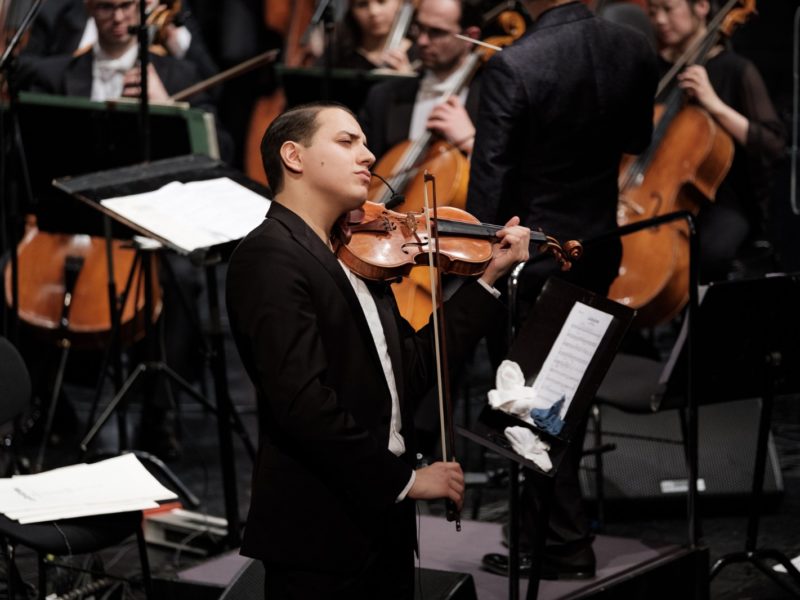 Sandro Roy und das Münchner Rundfunkorchester © Uli Neumann-Cosel
